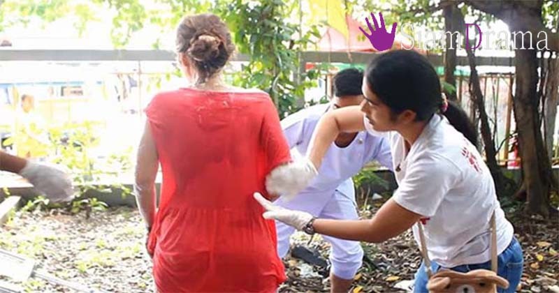 นาทีสลด !! สาวใหญ่เล่าเป็นฉากๆ หลังคบหาดูใจกับหนุ่มละอ่อนกว่า ถูกสาวอีกคนสาดน้ำกรด พอรู้สาเหตุเท่านั้นแหละ เป็นใครก็รับไม่ได้!!