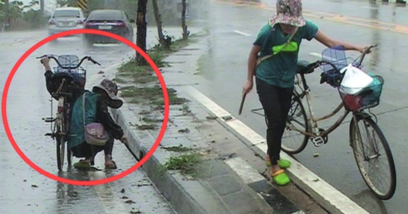 เห็นหญิงสาวปั่นจักรยานฝ่าสายฝน ตระเวนเขี่ยขยะพ้นช่องระบายน้ำ นึกว่าคนสติไม่ดี พอรู้ว่าเธอเป็นใครถึงกับพูดไม่ออก กราบหัวใจ!!