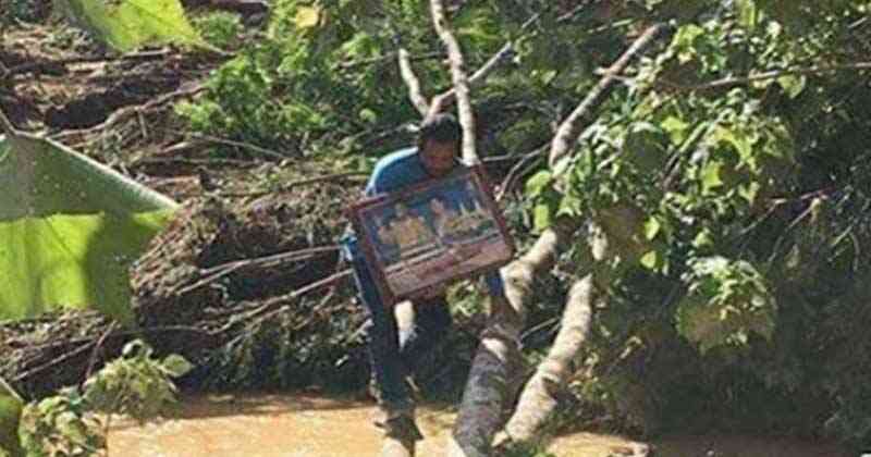 คนแชร์เป็นล้าน!! ถาพสุดประทับใจ "ชายหนุ่ม" ถือกอดพระบรมฉายาลักษณ์ "ในหลวง ร.9-ราชินี" ฝ่ากระแสน้ำอันเชี่ยวกราด ที่ใครเห็นถึงกับน้ำตาไหลไม่รู้ตัว!!