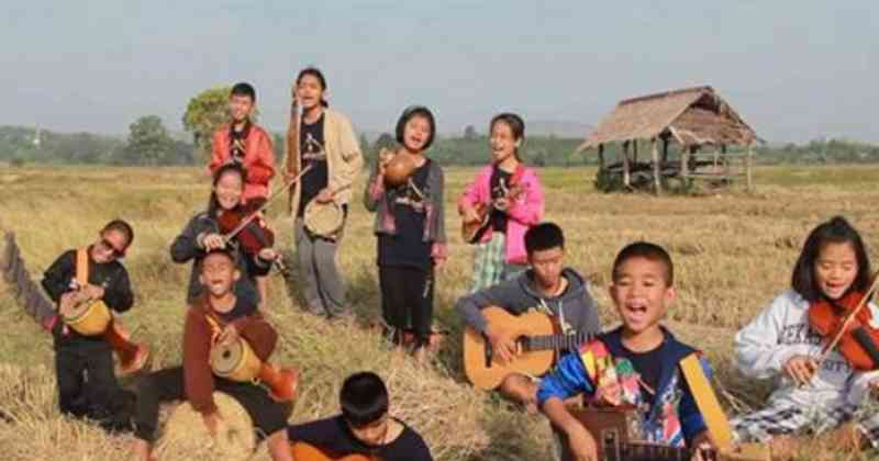 บ้านนอกแล้วไง !! นักเรียนโรงเรียนเล็กในทุ่งกว้าง ร้องเพลงพรปีใหม่ แต่โคตรพีคเพราะเห็นสิ่งนี้พร้อมๆกัน !??