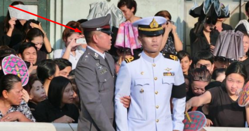 จำได้ไหม!? ตร.ที่ช่วยพยุงทหารอารักขาขบวนพระบรมศพที่กำลังจะล้มลง ตร.คนนั้นเผยถึงเหตุการณ์วันนั้นให้ฟัง น้ำตาซึม