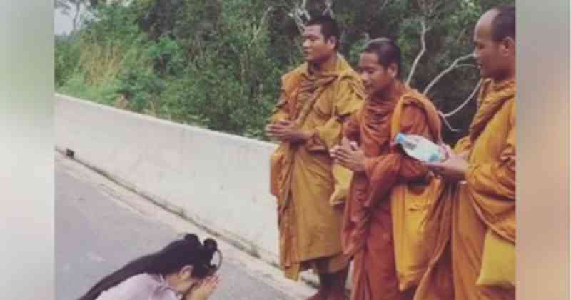 กราบสาธุ !! พระธุดงค์เดินหิวน้ำกลางทาง พยายามโบกรถแต่ไม่มีคันไหนจอด แต่นักร้องดังคนนี้ทนไม่ไหว เลยทำแบบนี้ขนลุกจริงๆ !??