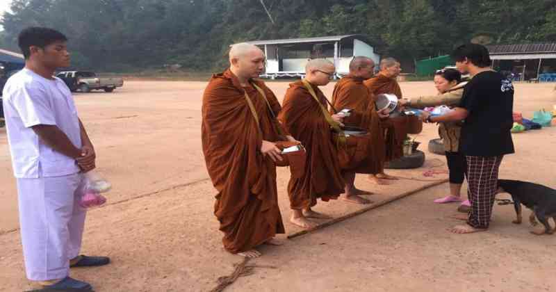ขออนุโมทนาบุญ !! "ปีโป้" นุ่งขาวห่มขาว ถือศีล8 ณ "วัดป่าภูทับเบิก" เรียกว่าเป็นเเบบอย่างที่ดีแบบนี้ !??