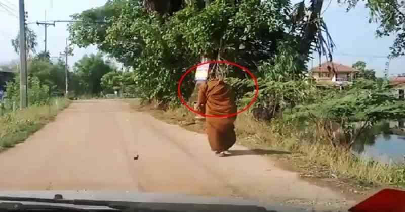 จำได้ไหม !! พระไม่มีหัว ตอนกำลังบิณฑบาต ล่าสุดท่านกลายเป็นแบบนี้ ระวังให้มาก !??