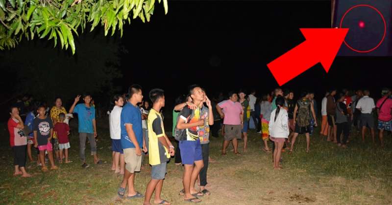 ตะลึง!! ชาวบ้านนับพัน มาพิสูจน์กระสือป่าช้าดงสงบาก เวลา 00.30 อยู่ๆมีไฟแดงๆลอยขึ้น ชาวบ้านวิ่งตาม เจอเหตุการณ์แบบนี้ !???