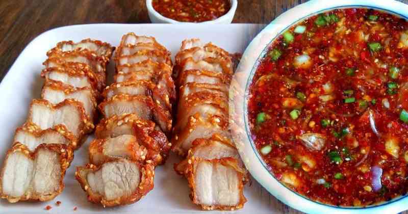 เป็นตาแซ่บ !! แจกสูตรเด็ดเข็ดฟัน “หมูสามชั้นทอดกรอบ” กับ “น้ำจิ้มแจ่ว” สุดซี๊ด แค่ทำตามนี้ บอกได้คำเดียวว่าอร่อยจนลืมไม่ลง !!